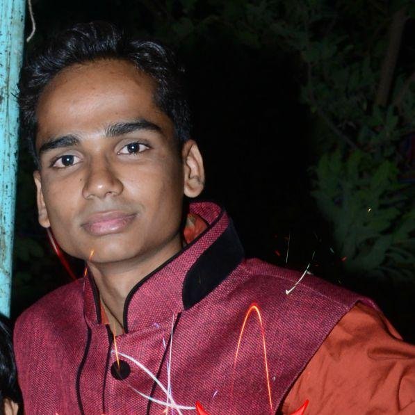 Hatho Ki Lakiro Par Aitbaar Kar Lena
Bharosa Ho To Hdo Ko Paar Kar Lena
Khona-pana To Nasib Ka Khel Hai
Dil Jise Apna Le Usi se Pyar Kar Lena.!