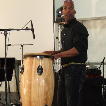 DJ/ Entertainment/ Percussionist.Seit inzwischen 20 Jahren lege ich hier als DJ auf und experimentiere mit der Erschaffung neuer Deep House-Techno Klänge.