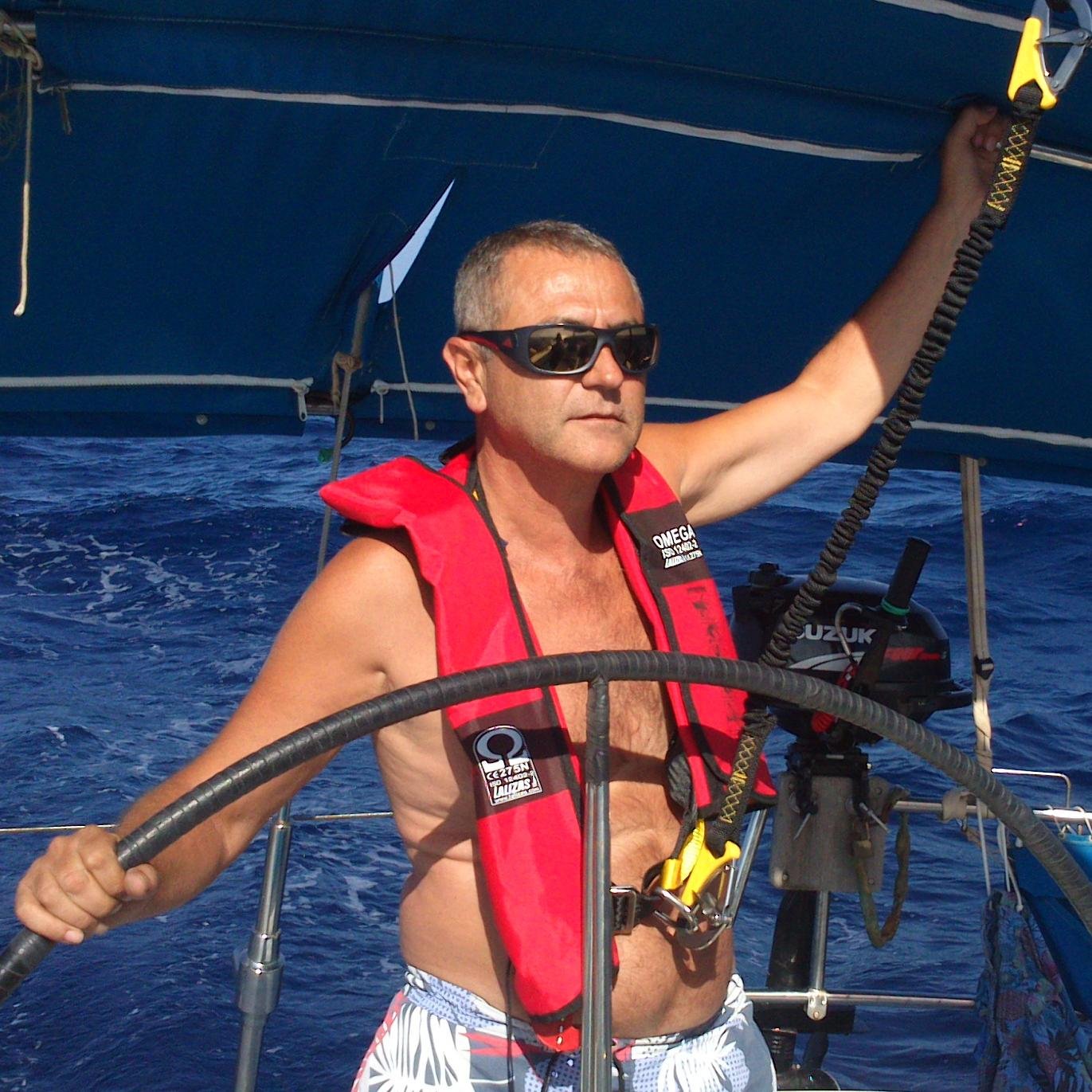 VIEJOCAPITAN's profile picture. Quien no haya vivdo lo que yo, que no me de consejos.