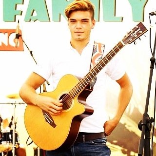 Solo artist: Singer/Songwriter from Italy/England (Also: House/Tropical/Soul) Manager: @Matteo_King_ANF