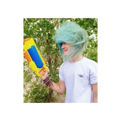 I'm obsessed with youtubers, mainly @veeoneeye and I love Skins I follow back