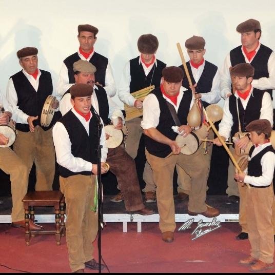 Agrupación de música tradicional que año tras año cantamos los villancicos que las anteriores generaciones nos transmitieron. Conservando nuestras tradiciones.