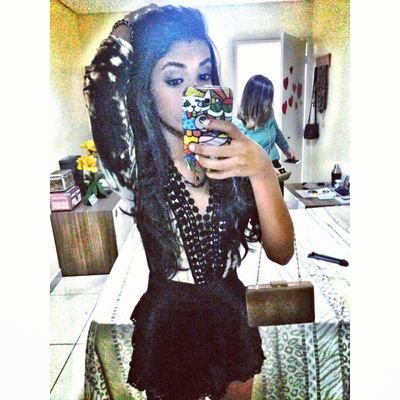Sensivel, com temperamento forte. Vivo entre o sim e o não, a felicidade foi uma escolha, na qual optei para minha vida e eu sei, que tudo depende só de mim.