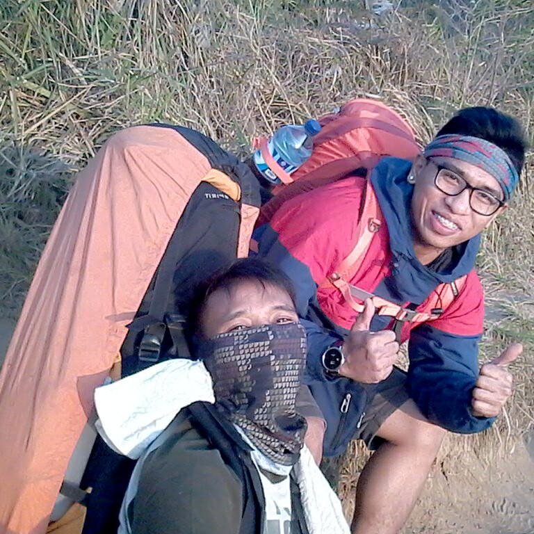 suka berteman dengan apa adanya.....