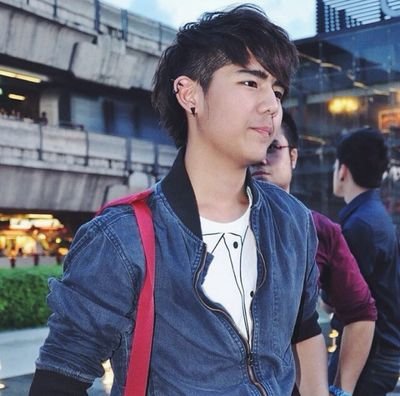 นิค คุณาธิป ปิ่นประดับ นักแสดงจากภาพยนต์เรื่อง ม.6/5 ปากกล้าท้าผี ไม่ใช่ตัวจริง ปมว.49939 คนในแก๊งค์เรียกนิกเล็ก(nicklek)