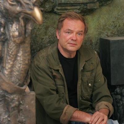 Chevalier des Arts et Lettres / Sculpteur et photographe.