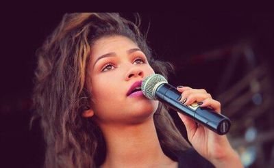My name is Laura. I am 13 years old. I love dancing.I am a proud Zswagger,Bellarina,Beliber,Arianator and Selenator. 
Follow me and i will follow you back