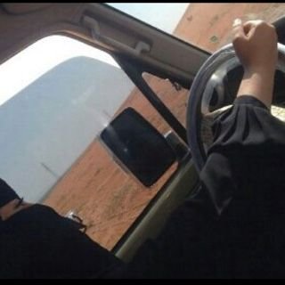 لي قلب لا يؤذي أحداً    لكنهُ يؤذينيْ