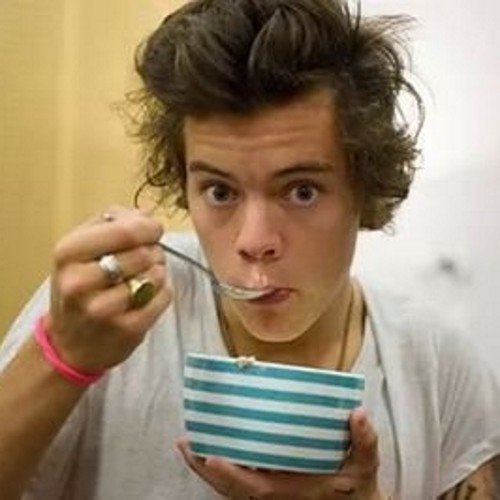 @Harry_Styles  Sarebbe bello guardarti negli occhi e poter essere la ragione per cui sorridi.