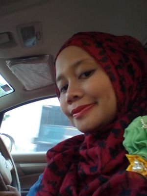 Ibu 3 org anak, penyuka membaca, full time mother.