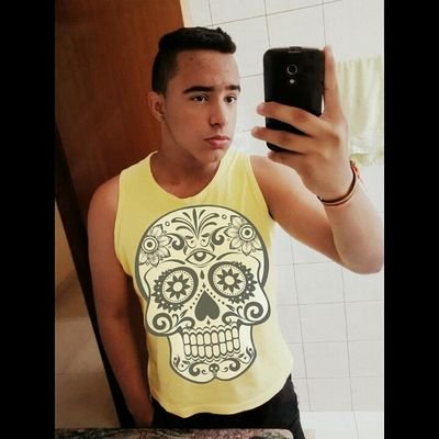 1.4 Anos... Estudante, Jogador de Basquete, Signo: Peixes, Futuro Fotografo e Técnico Químico.