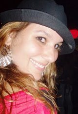 Sorridente,feliz,sempre de quem com a vida....adorooooooo viver!!