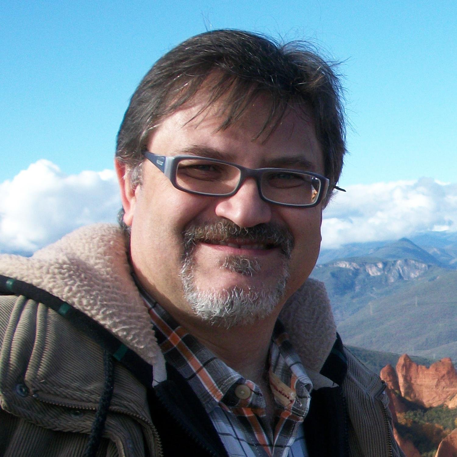 Antonio José López Serrano. 
Escritor: 
Premio Miguel Delibes de Narrativa por la novela Los caballeros de Valeolit.
Vísita su bitácora blog