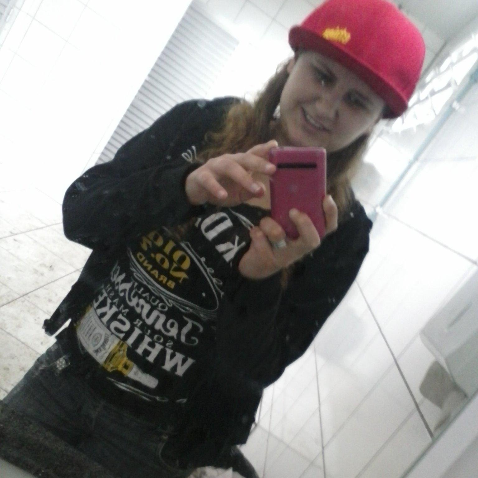 sou aquela pessoa que vive por mim não pelos outros.. 
viver sem medo de ser feliz