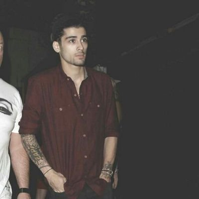 1DX5SOS's profile picture. 卌 I didn't choose the fangirl life, the fangirl life blindfolded and dragged me to it's van. 卌                            #RihannaNavy.  WWAT July 11th