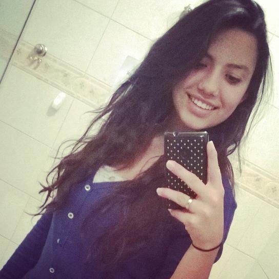 Oiii, sou bipolar, ciumenta, super idiota & companheira .E eu amo meu namorado idiota kkk meu Sendeski ♥