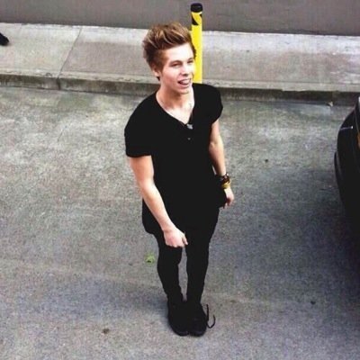 ✨✨Now that you're you may aswell follow @claudvictoriaa ?? bc she loves u and she follows back ✨✨