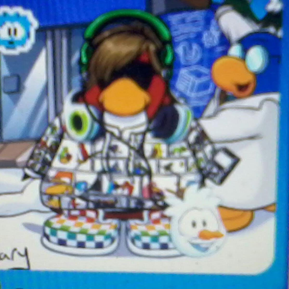 ME ENCANTA CLUB PENGUIN SOY DESDE EL 2011 ME ENCANTAN LAS FIESTAS Y EH VISTO MUCHOS MODS.