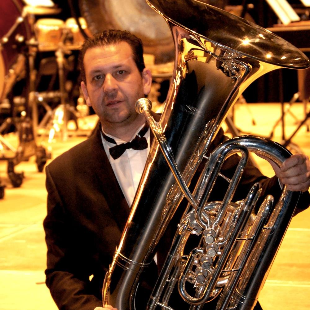 PROFESOR DE TUBA Y METALES DE MUSIKENE y del CONSERVATORIO DE MÚSICA DE BILBAO.