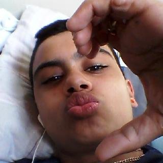 sou extrovertido, brincalhao,sincero e amigo pra tds as horas e tenho um sonho  ser jogador de futebol profissional.