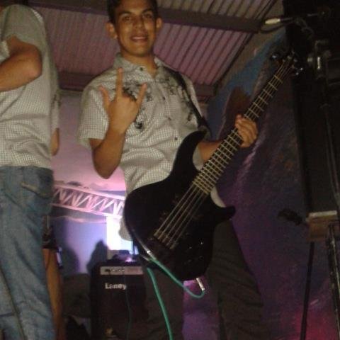 Amo la musica, Cantar, tocar guitarra, bajo y componer canciones........            Panamá