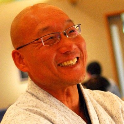 １９５７年生まれ、小間物屋を商う青年です。女房と猫とラーメンをこよなく愛し、いまだ海へと通う半月板消失サーファーです。サーフィン歴は３０年を超え、ラーメン好きが高じてラーメンの本を編集したり、コミュニティーＦＭでくだらない話を一方的にしている在日韓国人です。（이름을 문종선 이라해요）