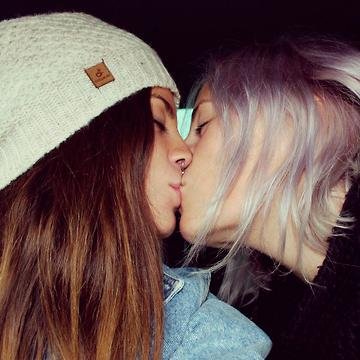 2 adm meninas, não falaremos quem somos, daremos concelhos e ouviremos desabafos, mandem fotos por dm