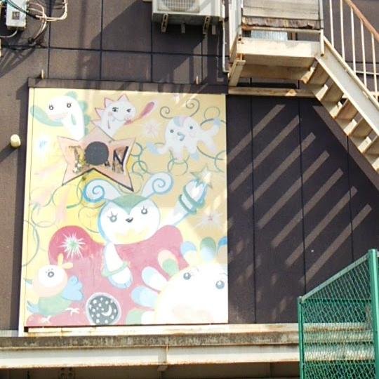 京都市東山区にある小劇場です。現代演劇の公演のほか、鏡張りのホールはバレエやダンスの稽古にも使えます。1995年に設立。オーナーは松浦武男 @spaceisan 。2014年10月から2016年12月まで劇場プロデューサーを設置。劇作家・演出家の田辺剛 @tana2yo が務めました。