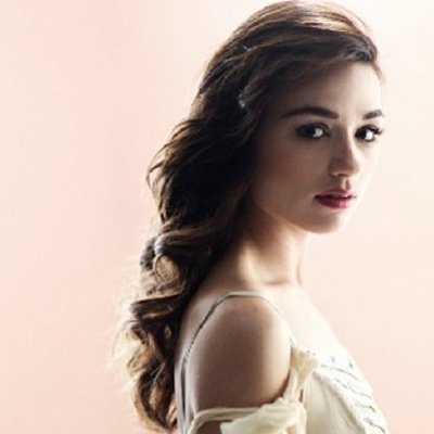 The Twin sister to Bella Swan and i living with My dad and Sister and I am the girl who runs with Wolves ||Twilight OC||MC||18+||AU||