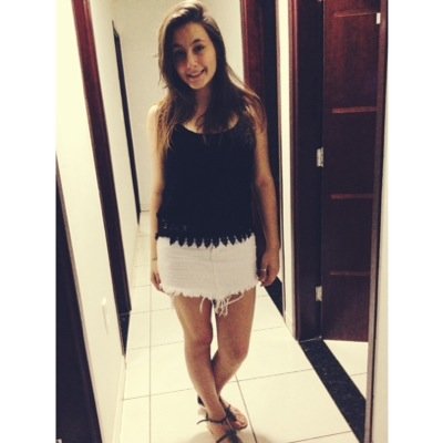 Ela é uma menina fria, fala que não quer amar ninguém, mas no fundo ela ama alguém. Só que ela tem medo, de sofrer.
