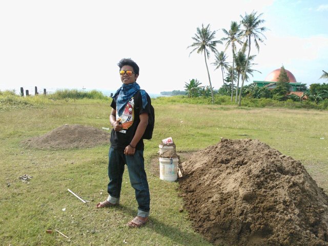 Kesalahan hanya membuatmu dewasa. Senyuman mampu meringankan luka. Sahabat akan selalu ada di saat kamu membutuhkannya.