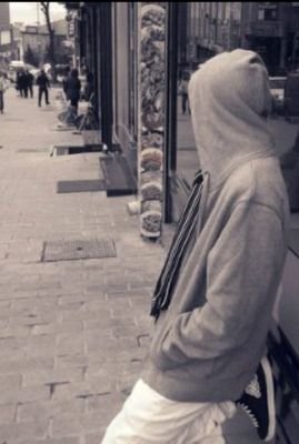 ‏من تكبر ؟  صار بعيونيء غريب ..