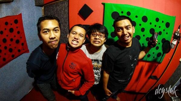 Friends, Lovers and High volume of Pop Punk Music For Your Life
@panjiprat | @ipansokocont | @errywears | @diyanboim