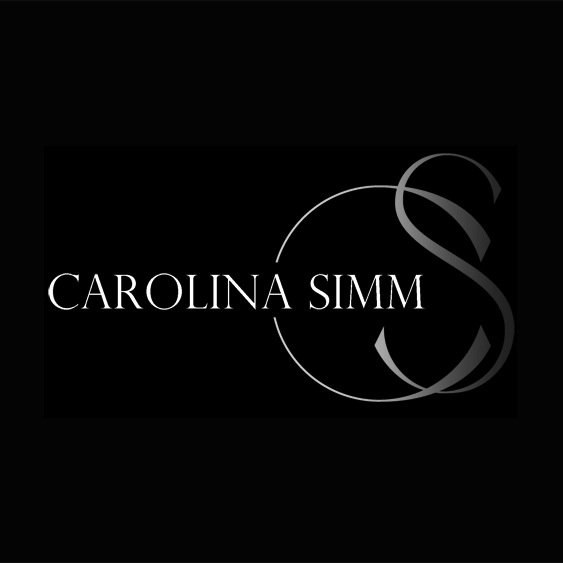 Das Modelabel CAROLINA SIMM ist ein Label für alle Frauen (Größe 34-52), die nach hochwertiger und exklusiver Mode suchen.