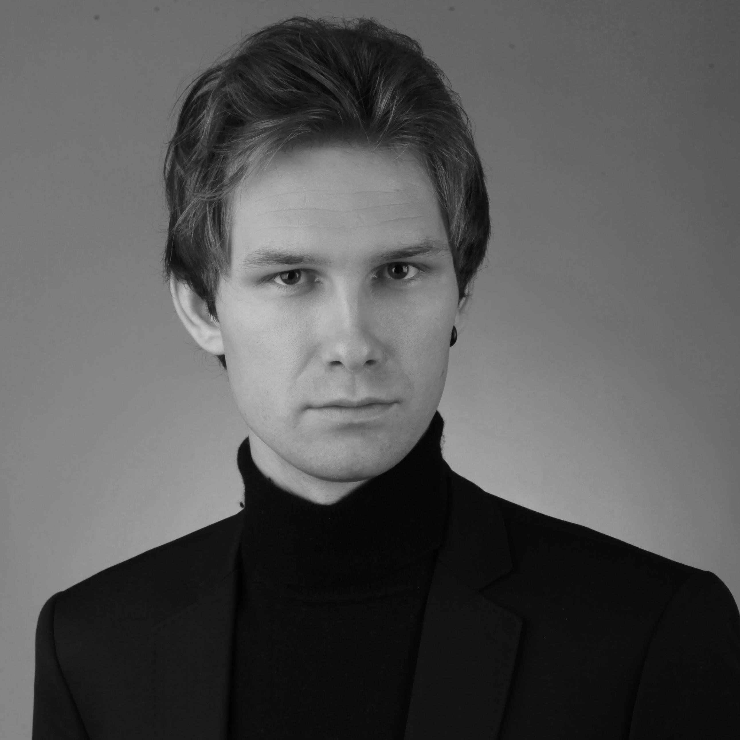 Student. MSc in Banking and Finance. (ex)Model. Linguist. Trader. classe 90.