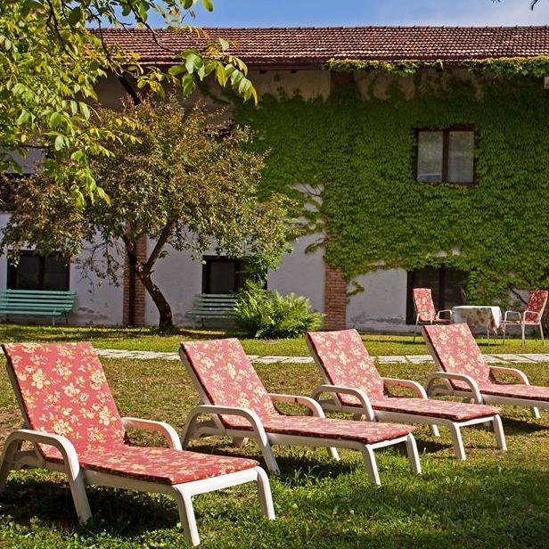 L'Hotel Punto Verde, costruito negli anni '70, su una vecchia fornace, è uno splendido albergo in stile romantic country. Situato a Cles, nel centro della Val d