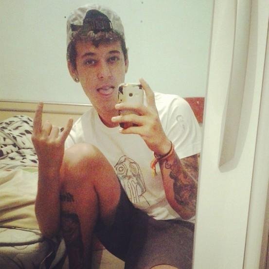 18 anos, BodyPiercing e Skatista ;3