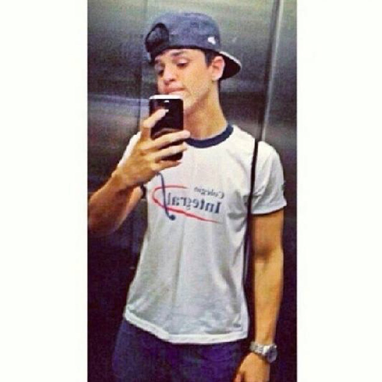 raincoatdrew's profile picture. Com sua essência pura, seu gosto de loucura. Linda flor que não se acha na floricultura...