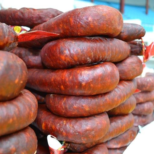 Mi identidad es leonesa. Me cortan de una corra roja. Mi sabor tiene un toque a humo y puedo ser o no picante.