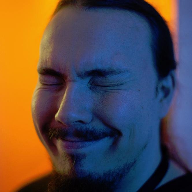 Ihminen, aktiivinen tviittaaja, viriili sosiaalinen verkostoituja. Ajatukseni ja mielipiteeni ovat määräävien avaruusolentojen tahdon mukaisia. Let's Roll-oll!