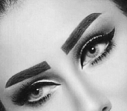 ‏‏‏(( ا‏لفاتنة بالجمال_المدهشة بالكلام_اتحسسك مستحيل ان الغلا ينمحي_من كثر ماهي انيقة في عيون الأنام_فستانها من فخامة عطرها يستحي))