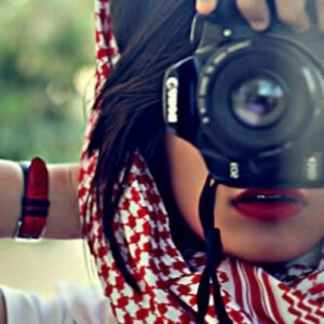 تبغي تعيش ؟ لا تفكر بالماضي وسلك للي يغثك واضحك للي يكرهك وتسسذا :)