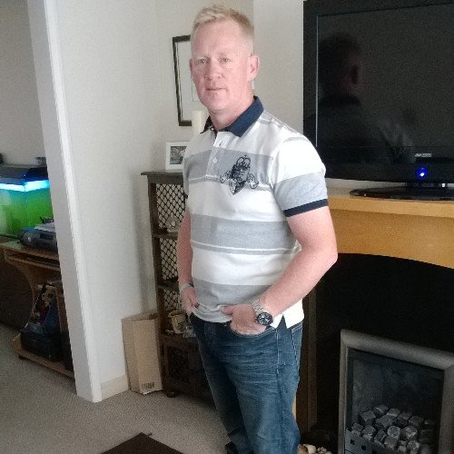 Born in Glasgow Scotland and I work for the M.O.D as a specialist instructional officer for the military at DST Leconfield and have done for 5 years now.