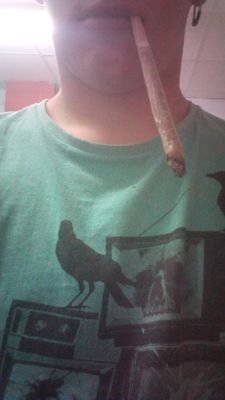 Voy muy fumado como para pensar en biografias
Yo no busque la Marihuana, ella me encontro a mi, ahora no quiero perderla.