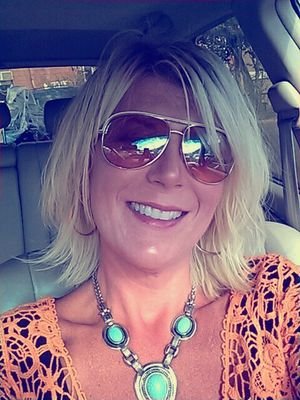 Creative gal...Love Wine/friendships/making a new artistic business/social media bus./trying GRAPHIC DESIGN developing GREAT TIMES.