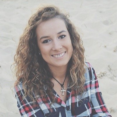 y yo se que la sonrisa que se dibuja en mi cara tiene que ver con la brisa que abanica tu mirada.