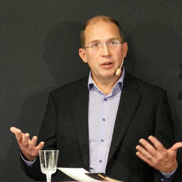 En slags aktieexpert. Krönikör. Författare till bästsäljaren Bli grymt rik på aktier! Styrelseledamot MedicPen (Spotlight). Öppen för nya spännande uppdrag.