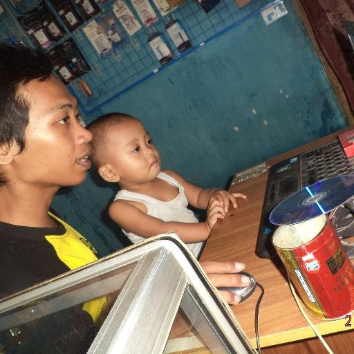 bekerja di sebuah toko mainan kecil. kediri