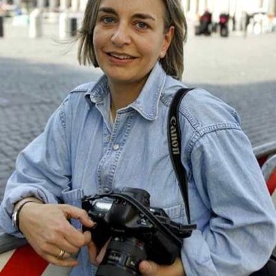Medios masivos de comunicación, comunicologa, periodista, entregada, derecha, responsable.