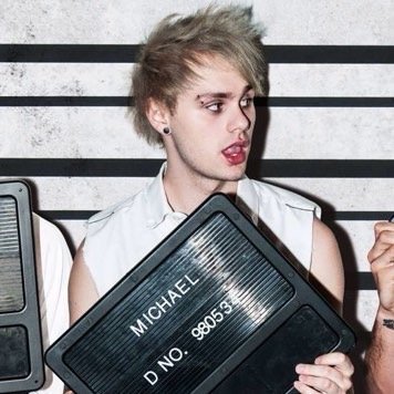 Oi, estou aqui pra divulgar a minha fic de 5sos, o Michael é o principal, espero que gostem. x @waldfford